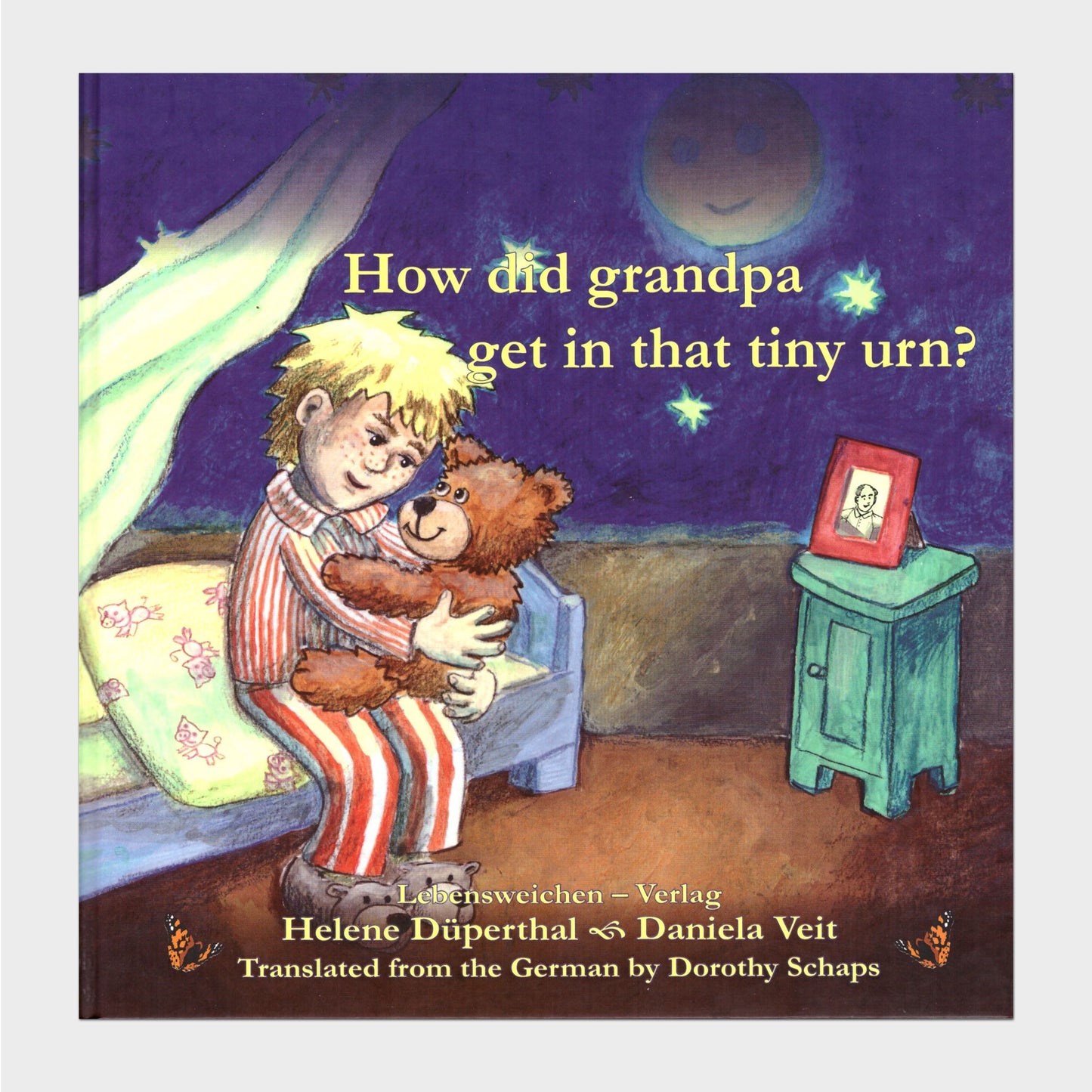Buchcover Ein kleiner Junge sitzt vor dunklem Nachthimmel mit seiner Teddybärin auf dem Schoß da, während der Mond zum Fenster hinein schaut