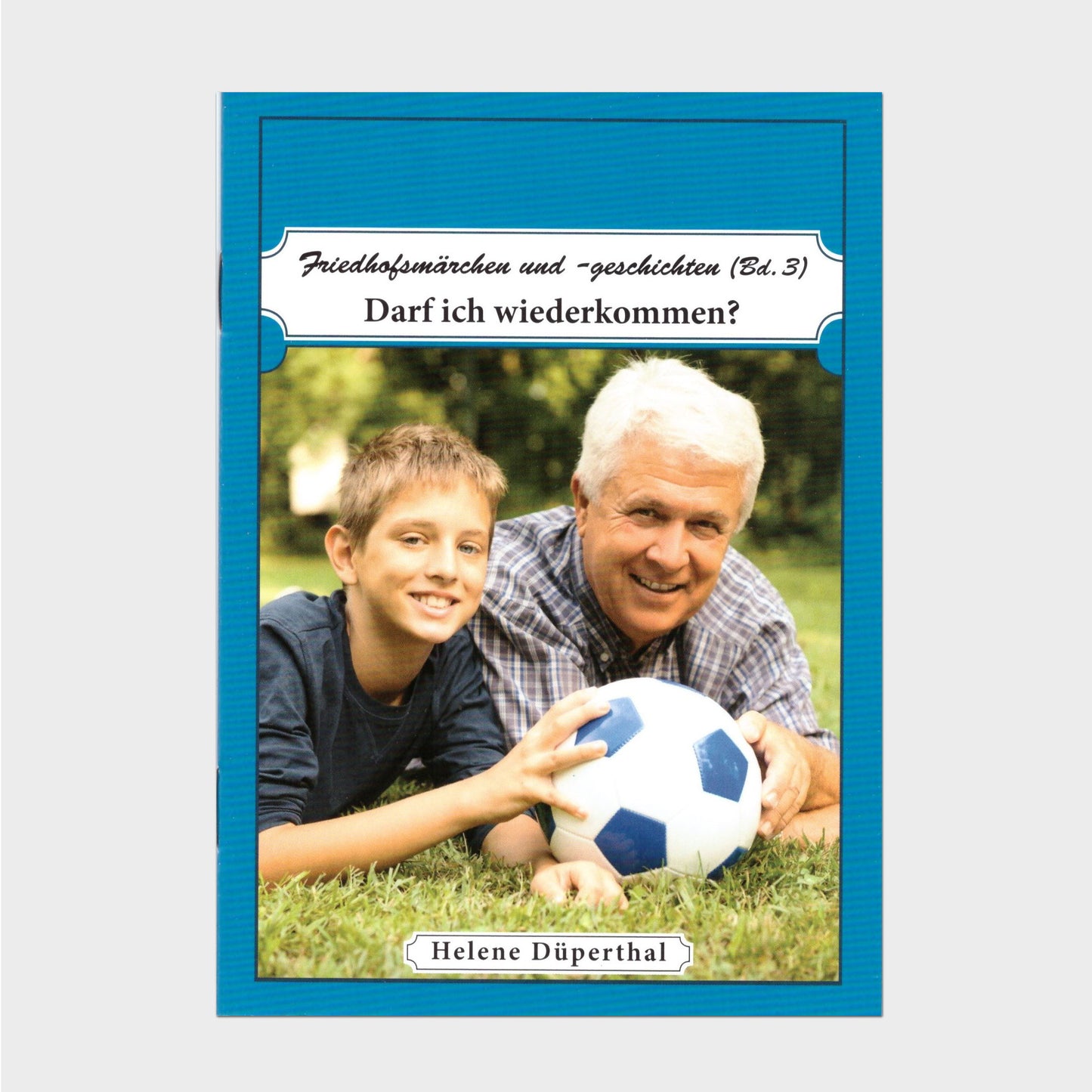 Buchcover Ein älterer Mann und Junge liegen lächelnd mit ihrem Fußball auf einer Wiese