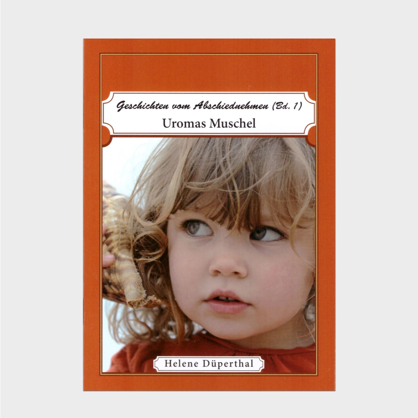 Buchcover Ein kleines Mädchen lauscht den Tönen ihrer Muschel