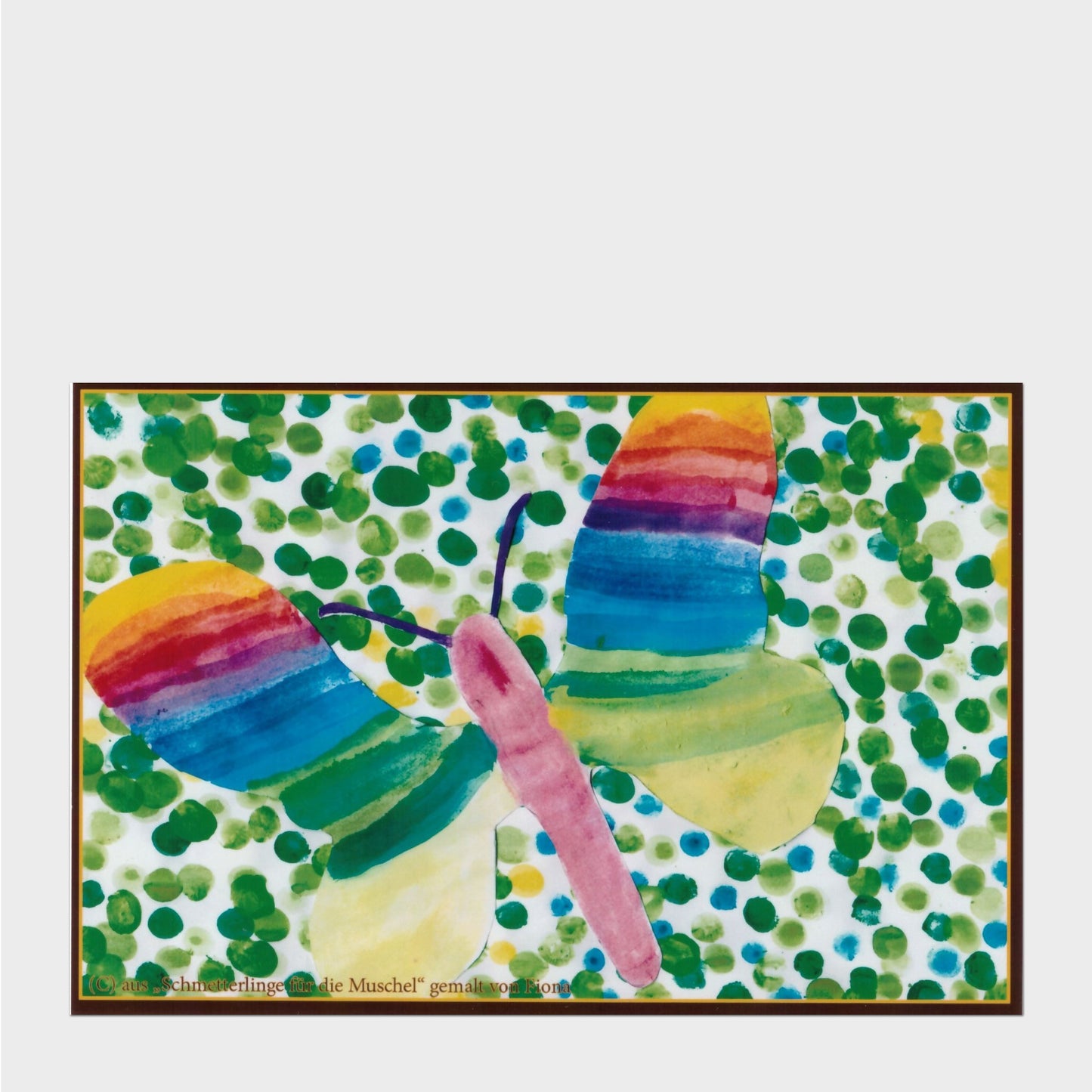 Grußkarte mit einem großen bunten Schmetterling gemalt von einem Kind