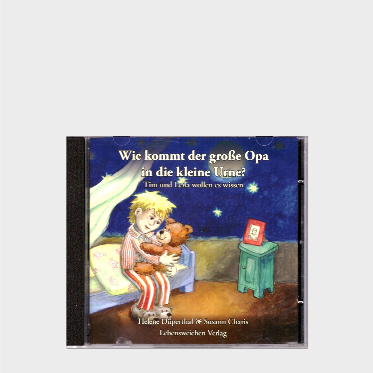 CD-Hülle mit einem kleinen Jungen und seiner Teddybärin Leila auf dem Schoß
