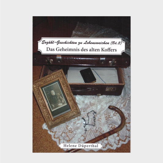 Buchcover Ein alter Lederkoffer ein Krückstock ein Rosenkranz und ein antikes Bild einer Urahnin