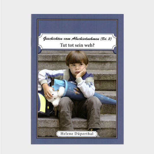 Buchcover Ein kleiner Junge sitzt mit seiner Schultüte traurig auf einer Treppe