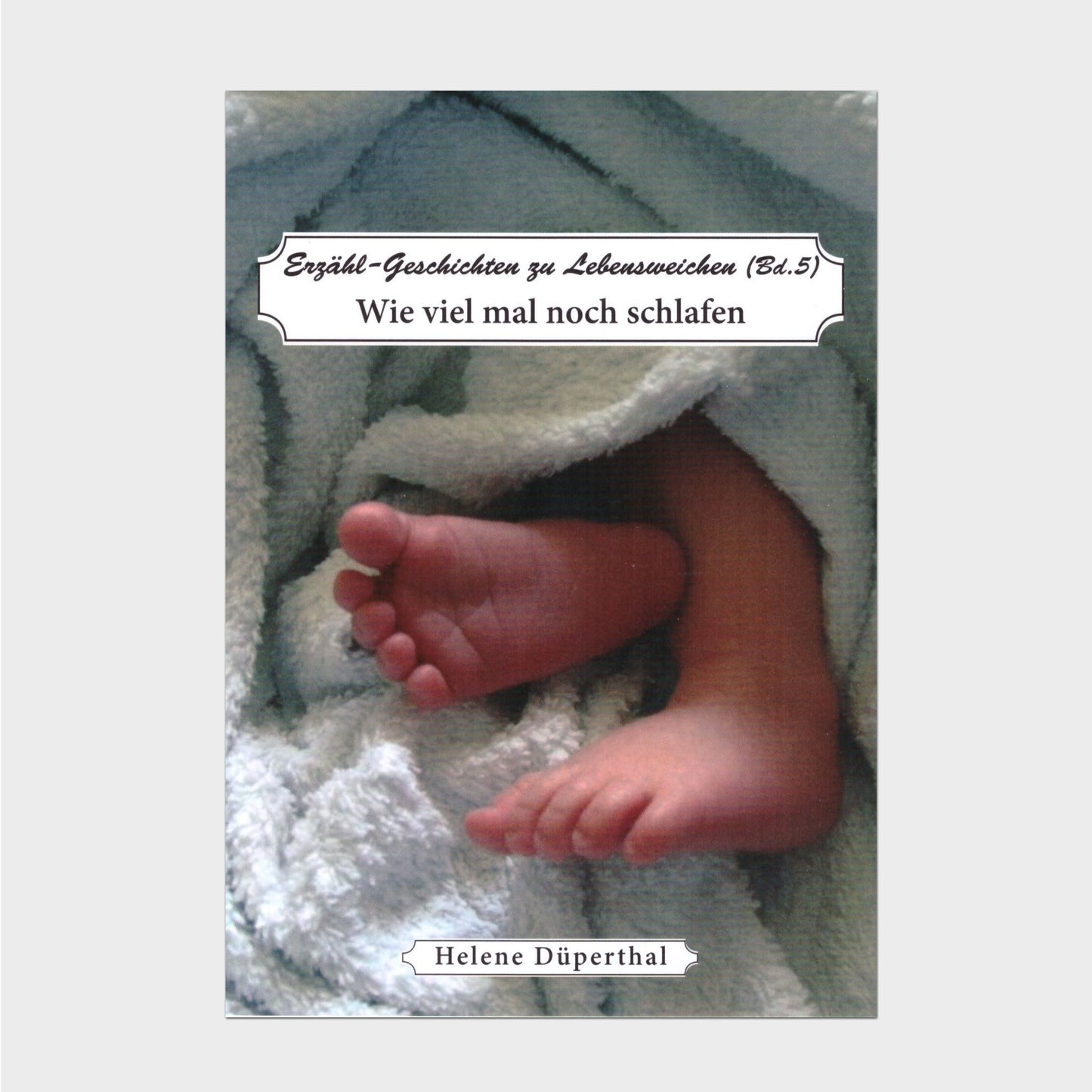 Buchcover Zwei Babyfüße schauen aus einer flauschigen Decke