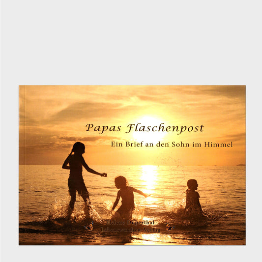 Buchcover Die Silhouette von drei spielenden Kindern im Sonnenuntergang am Meer